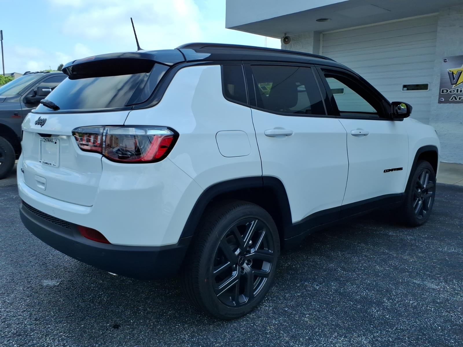 New 2026 Bright White Clear-Coat Exterior Paint Jeep Limited Altitude image 4