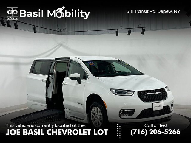 2023 Chrysler Pacifica Wheelchair Accessible- Touring L