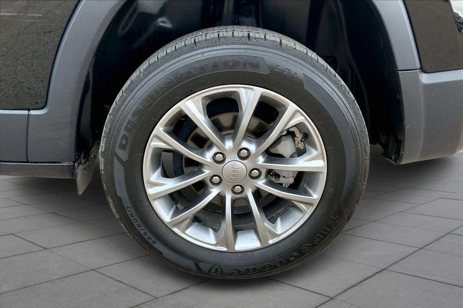 Used 2019 Diamond Black Crystal Pearlcoat Jeep Latitude Plus image 11
