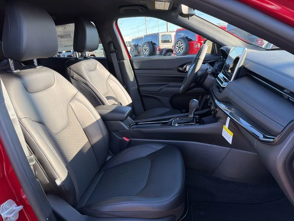New 2026 Red Hot Pearl-Coat Exterior Paint Jeep Latitude image 23
