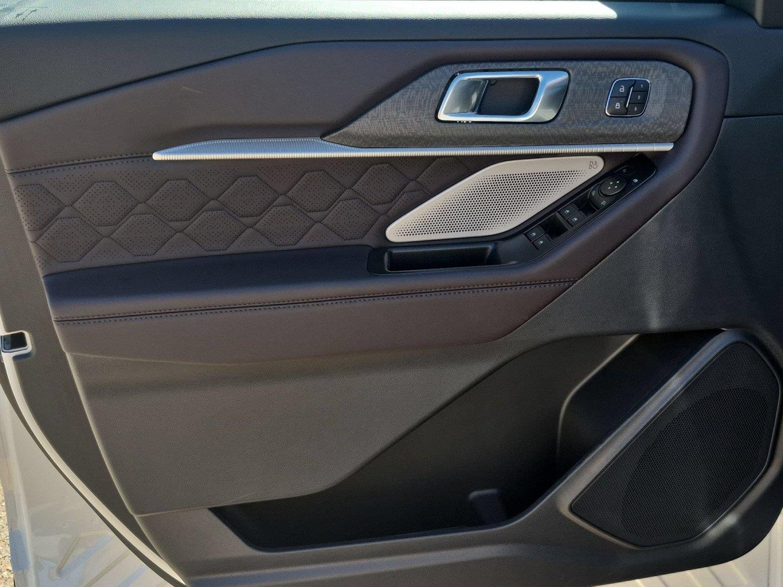 New 2027 Star White Metallic Tri-Coat Ford Platinum™ image 14