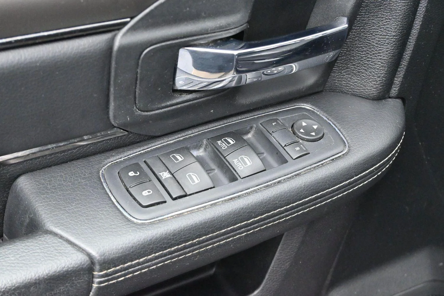 Used 2017 Granite Crystal Metallic Clearcoat Ram Sport image 10