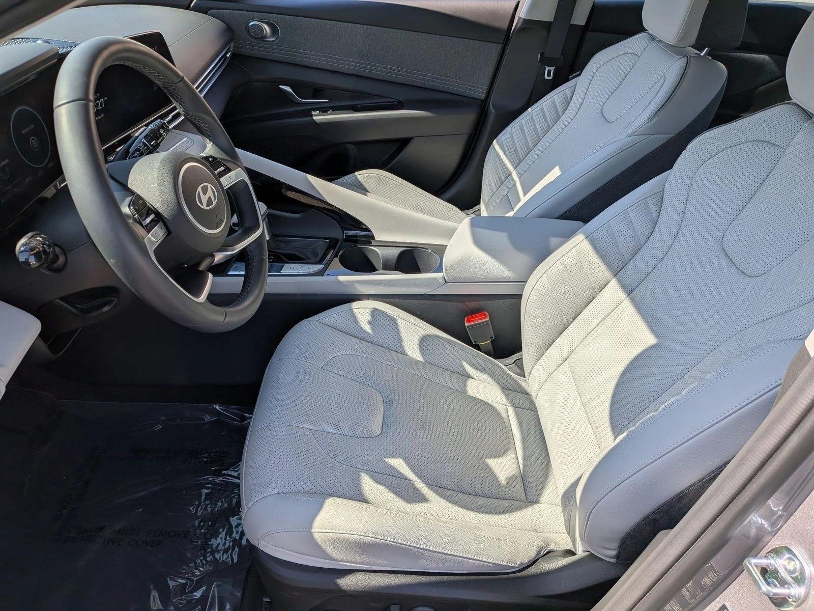 Used 2025 Fluid Metal Hyundai Limited image 17