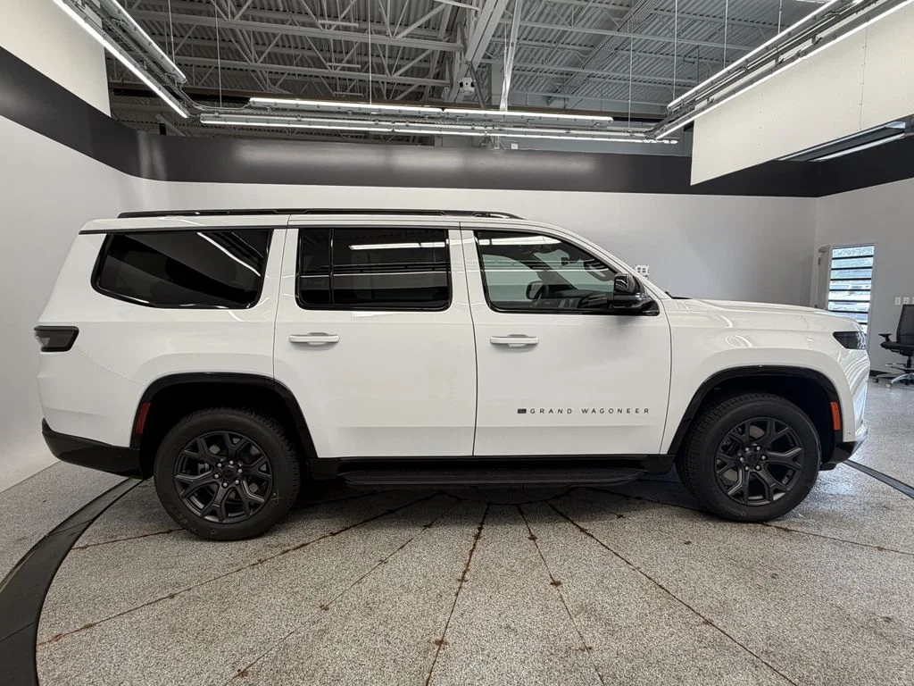 New 2026 Bright White Clear-Coat Exterior Paint Jeep Limited Altitude image 10