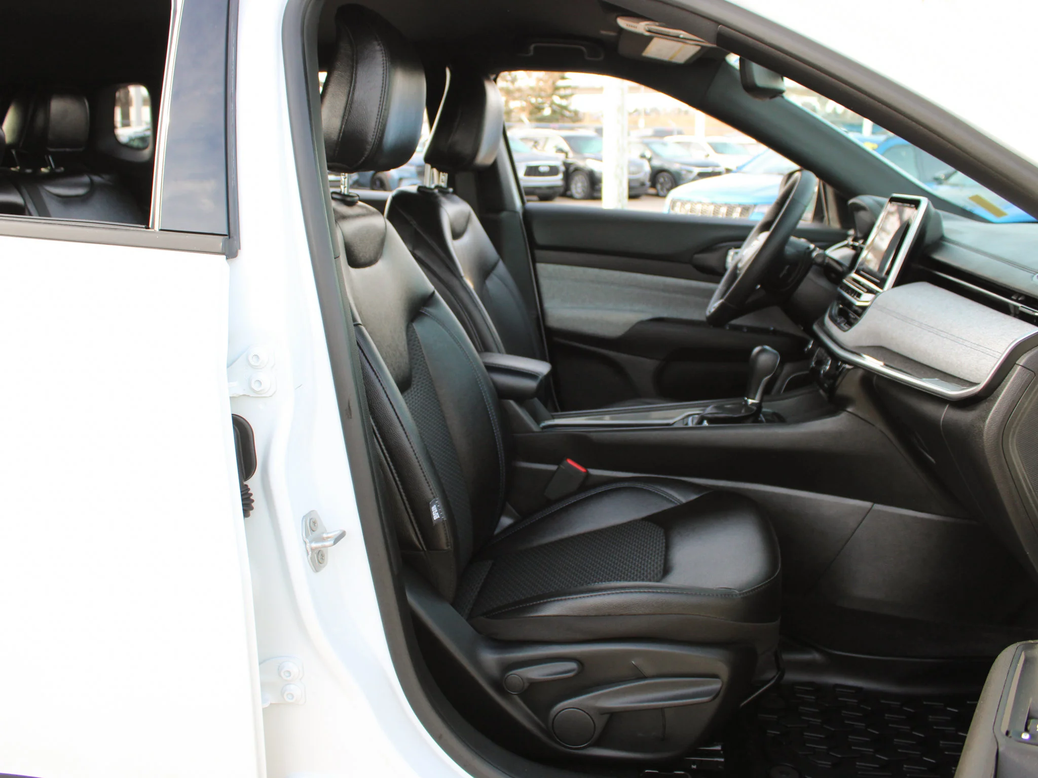 Certified Used 2025 White Jeep North * No Accidents | Heated Seats | Apple CarPlay | Remote Start | Forward Collision Warning image 19
