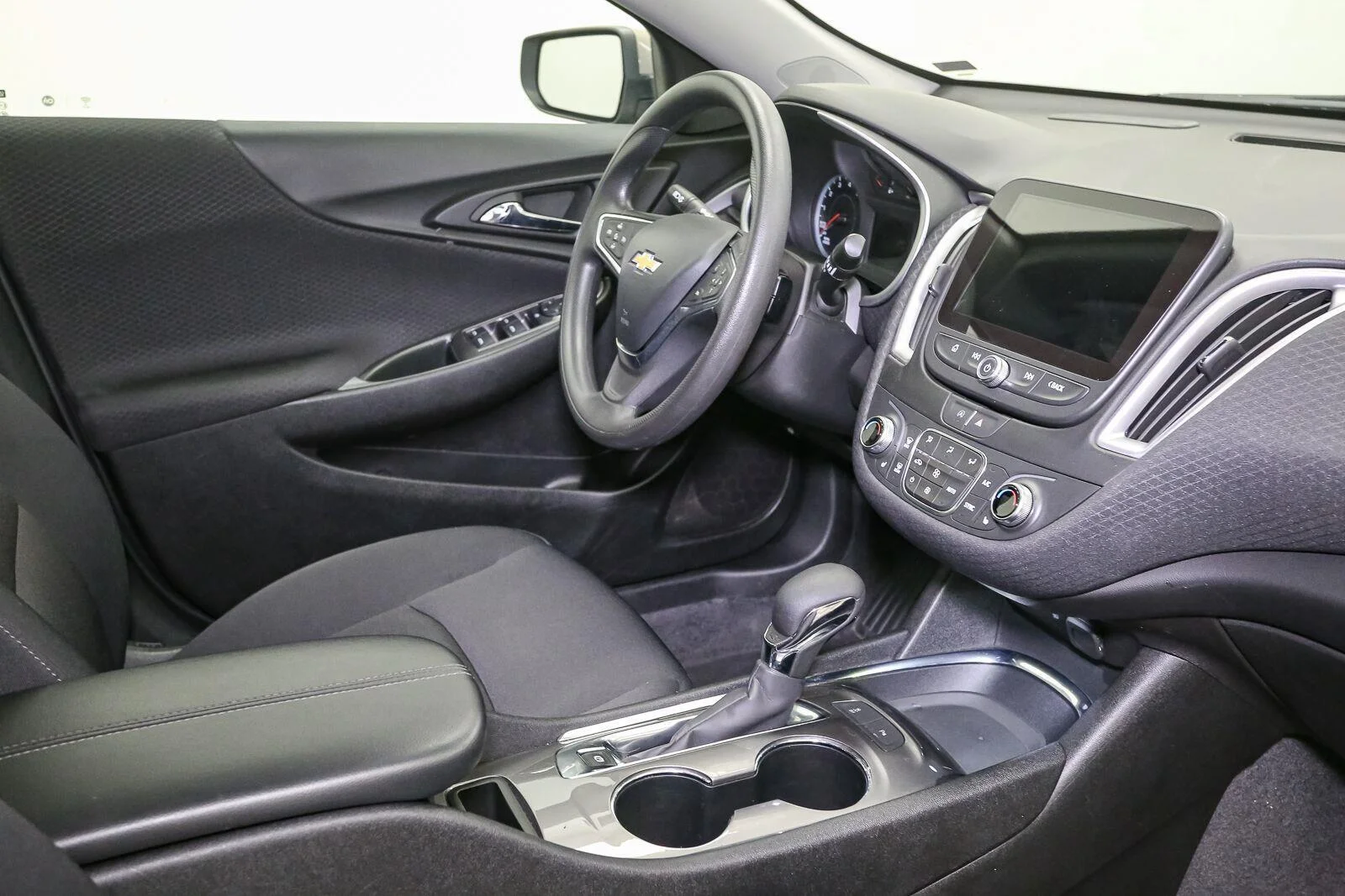 Used 2025 Mineral Gray Metallic Chevrolet LT image 18