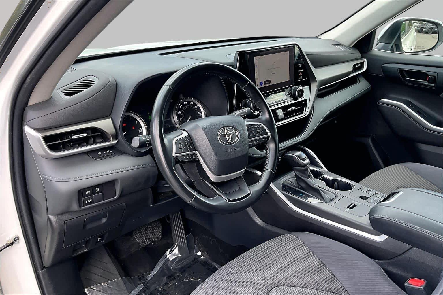 Used 2023 Wind Chill Pearl Toyota LE image 17