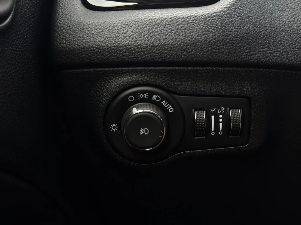 Used 2021 Diamond Black Crystal Pearlcoat Jeep Limited image 17