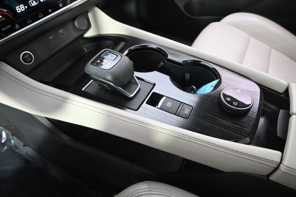 Used 2021 Pearl White Nissan SL image 31