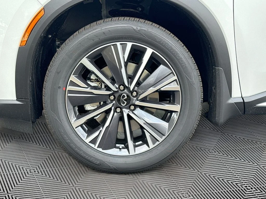 Certified Used 2026 White INFINITI LUXE image 35