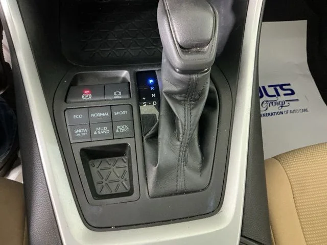 Used 2022 White Toyota LE image 14