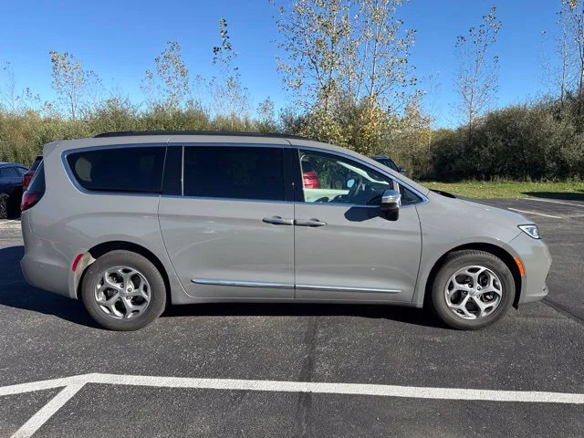 Used 2023 Ceramic Gray Clearcoat Chrysler Limited image 6