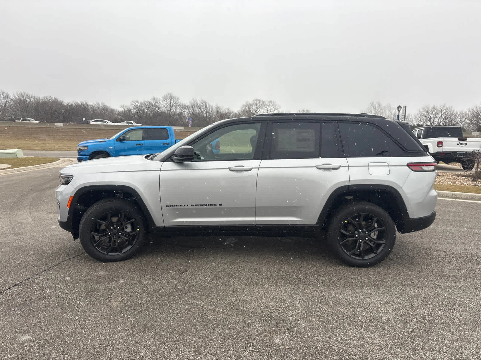 New 2025 Silver Zynith Exterior Paint Jeep Limited image 5