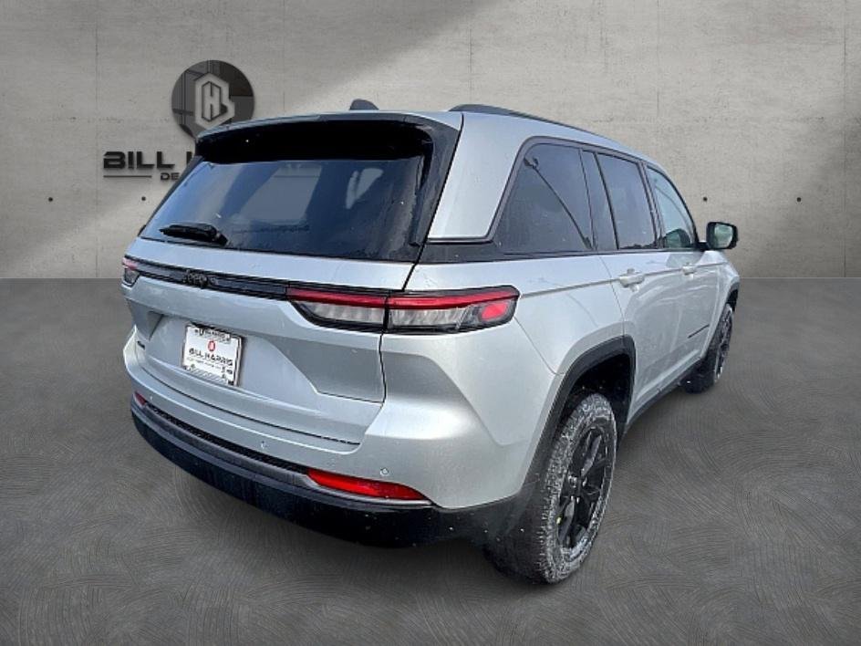 New 2026 Silver Zynith Exterior Paint Jeep Laredo Altitude image 6