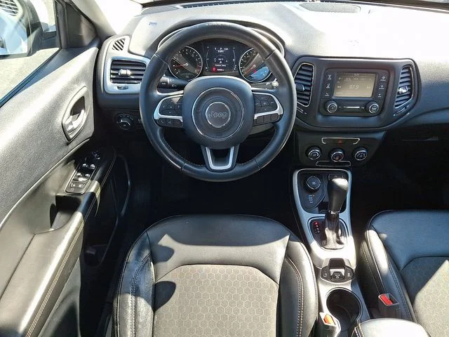 Used 2018 White Jeep Latitude image 12