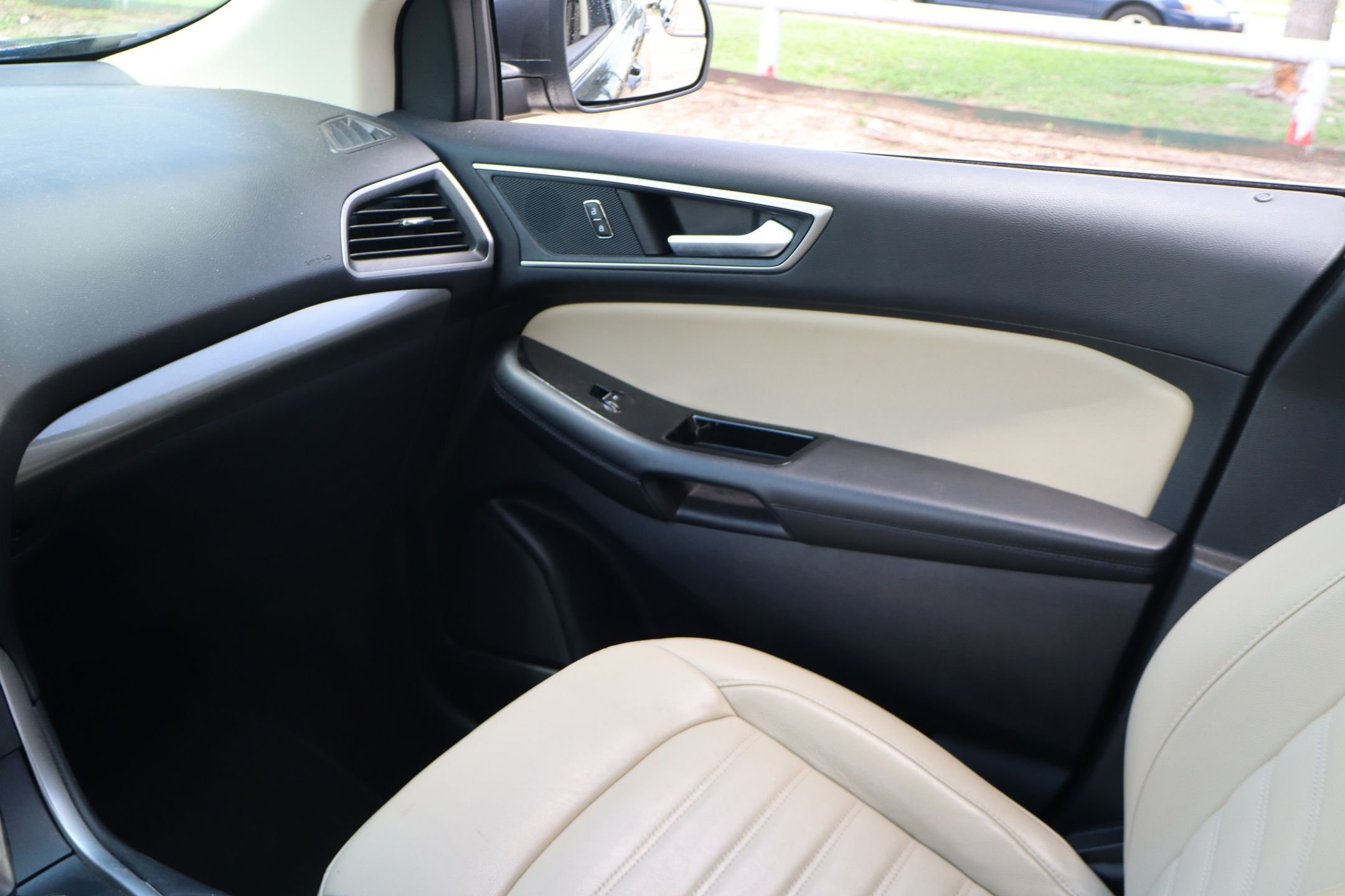 Used 2018 Gray Ford SEL image 22