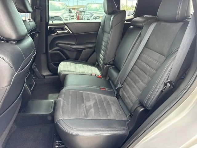 Used 2023 White Mitsubishi SE image 12
