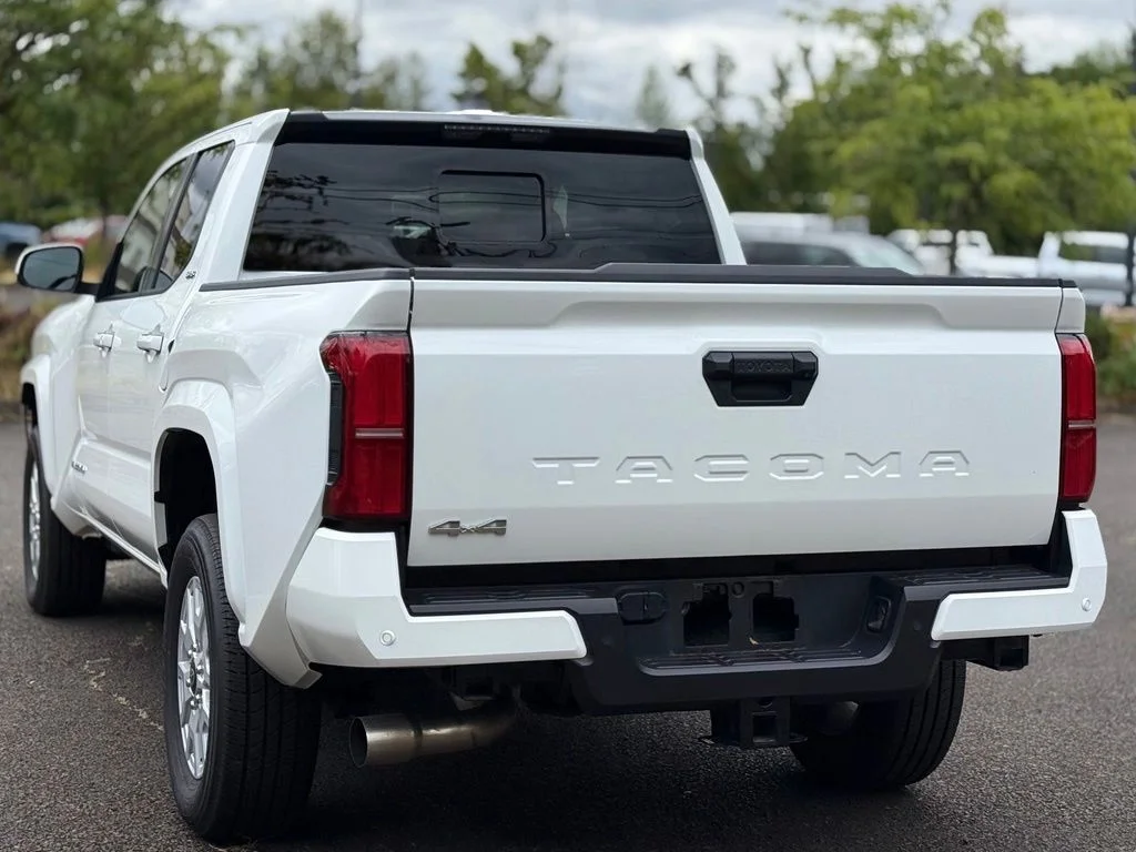 Used 2025 White Toyota SR5 image 3