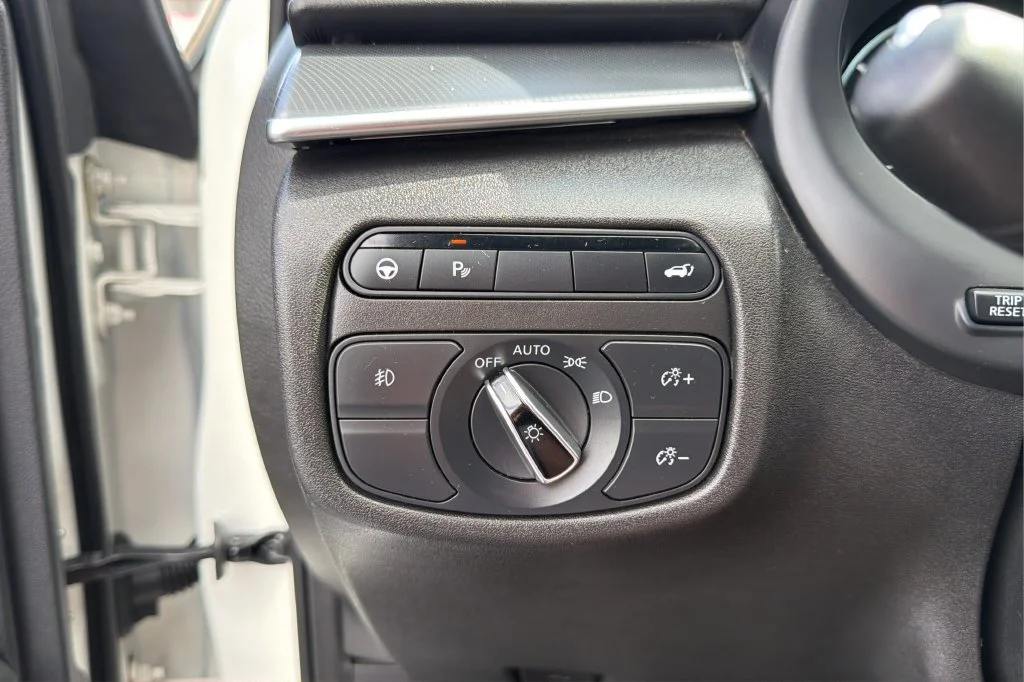 Used 2023 White INFINITI LUXE image 27