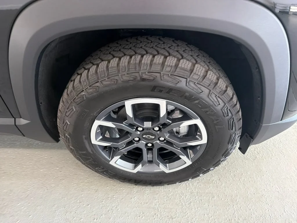 New 2027 Mosaic Black Metallic Chevrolet ACTIV image 4