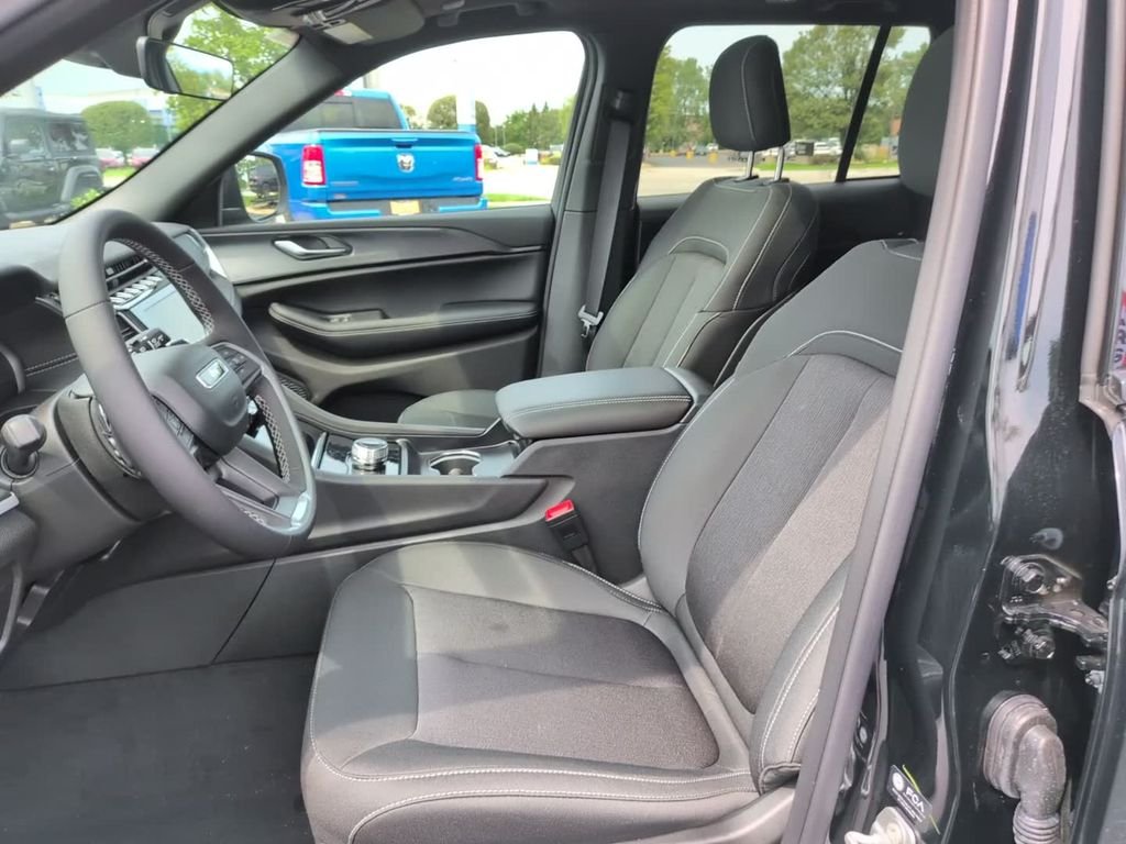 New 2026 Diamond Black Crystal Pearlcoat Jeep Laredo X image 17