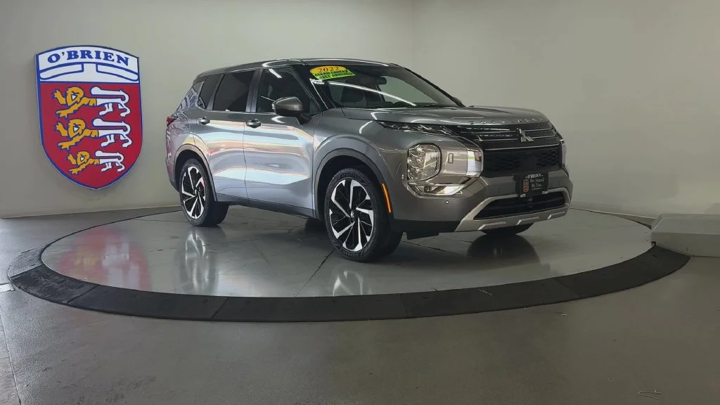 Used 2022 Mercury Gray Metallic Mitsubishi SE image 2