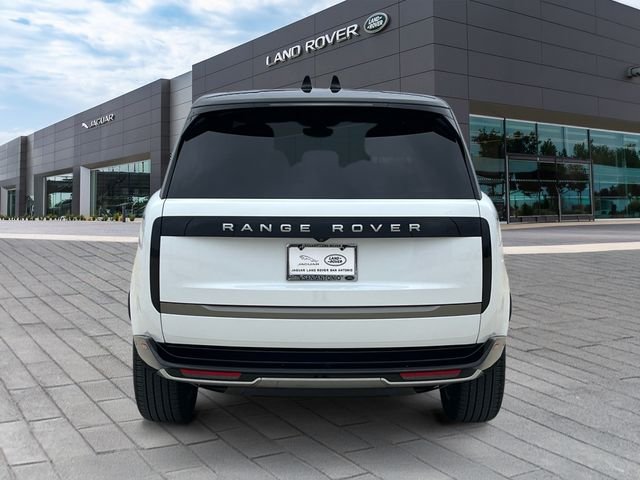 Used 2025 White Land Rover SE image 4