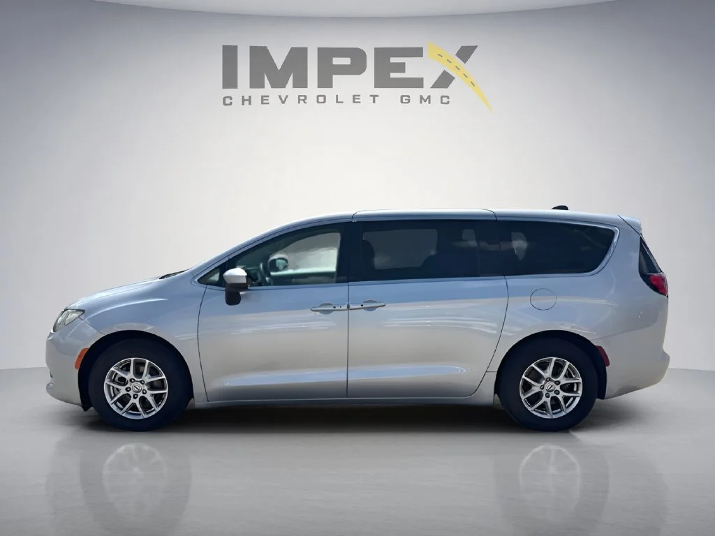 Used 2023 Silver Chrysler LX image 4