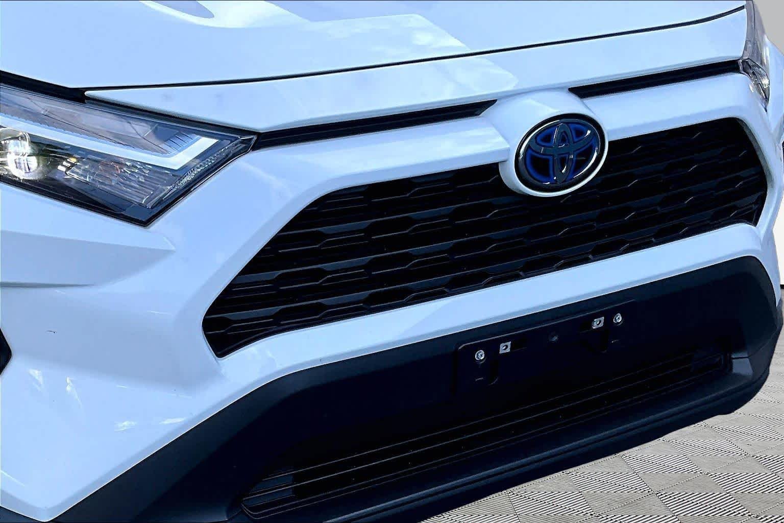 Used 2022 White Toyota Hybrid XLE image 30