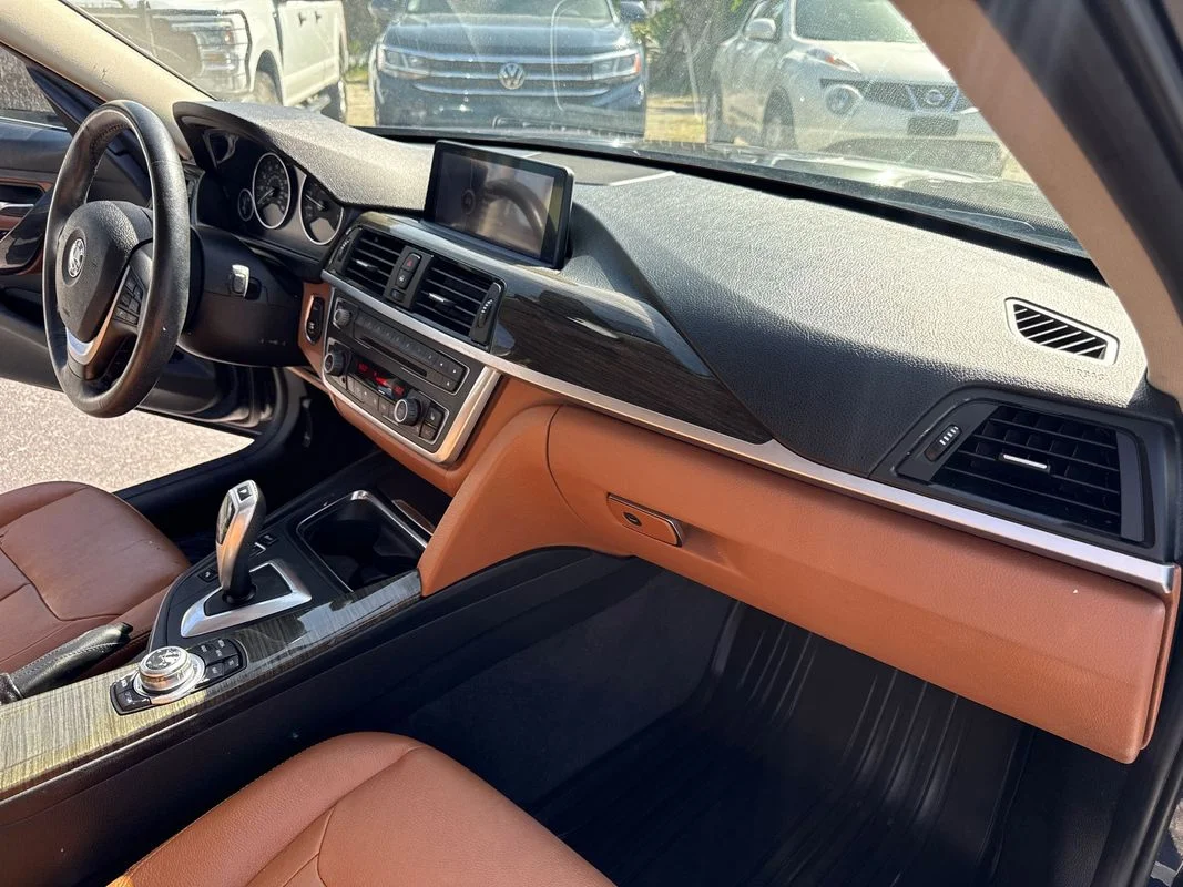 Used 2013  BMW xDrive image 17