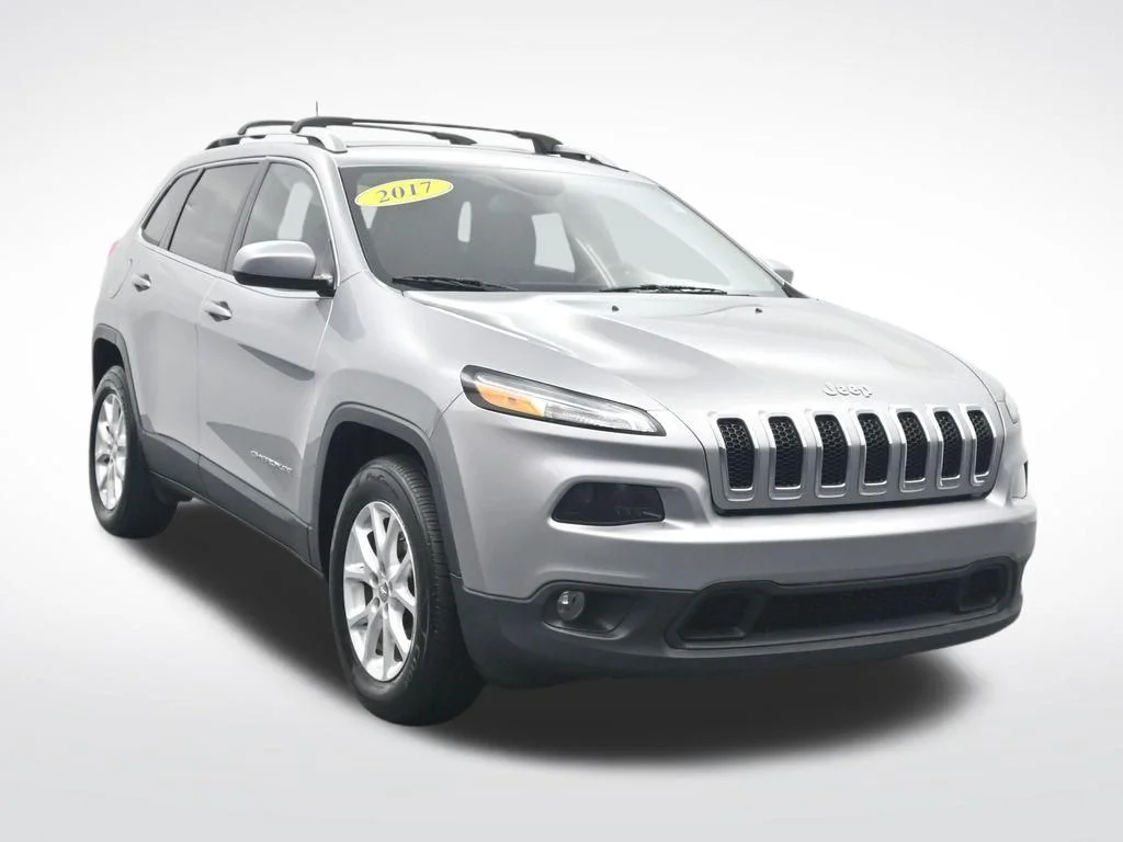 Used 2017 Billet Silver Metallic Clearcoat Jeep Latitude image 3