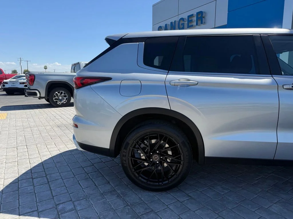 Used 2023 Silver Mitsubishi SE image 13