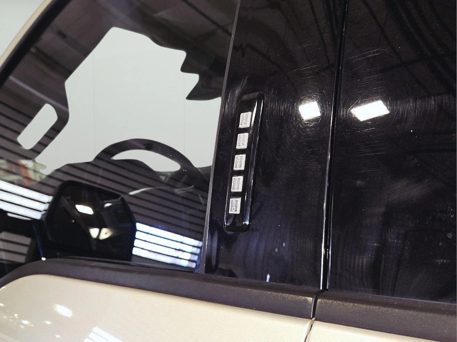 Used 2018 White Gold/Stone Gray Ford Lariat image 11