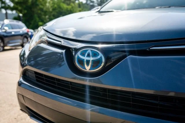 Used 2018 Magnetic Gray Metallic Toyota Hybrid XLE image 13