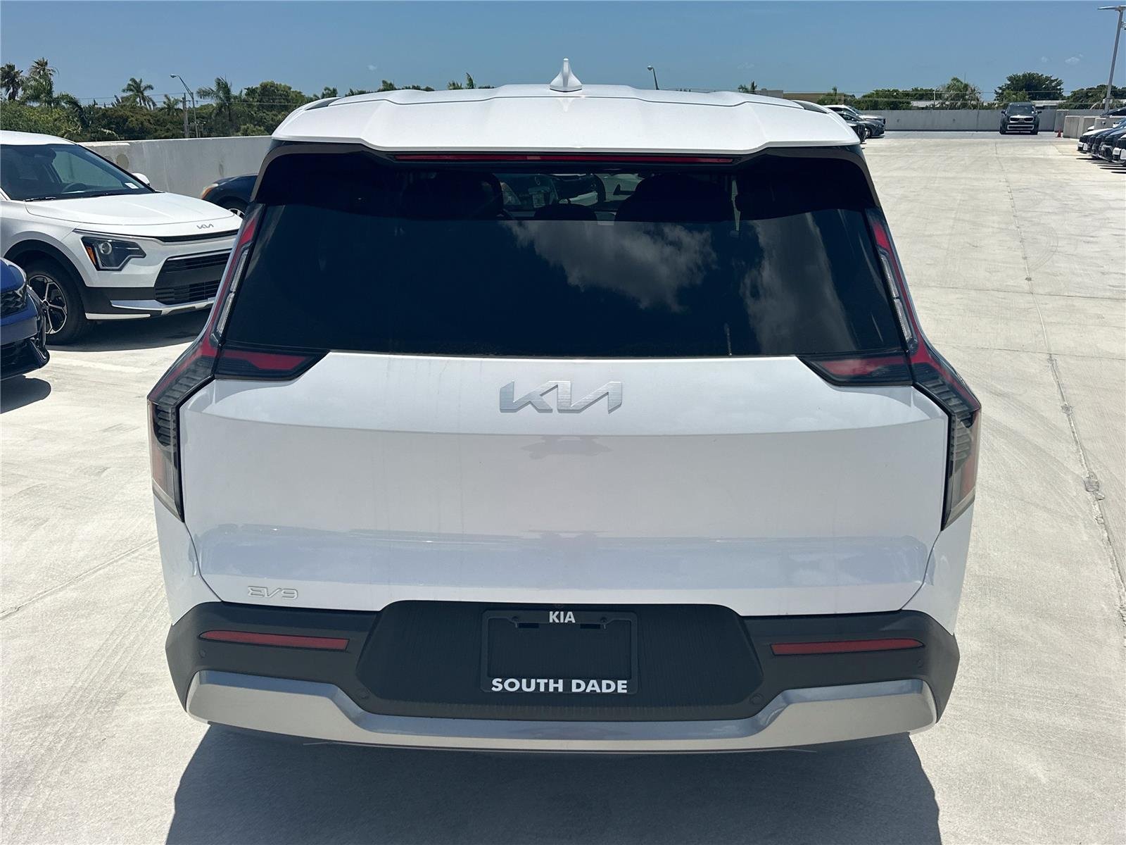 New 2026 Glacial White Pearl KIA LIGHT image 5