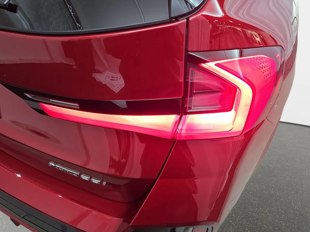 Used 2026 Vegas Red Metallic BMW xDrive28i image 33