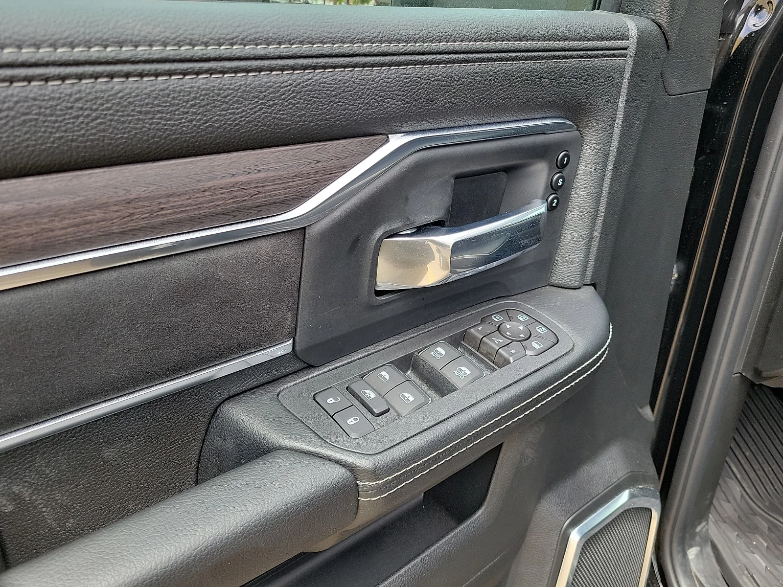 New 2026 PXJ Diamond Bla Ram LARAMIE CREW CAB 4X4 6