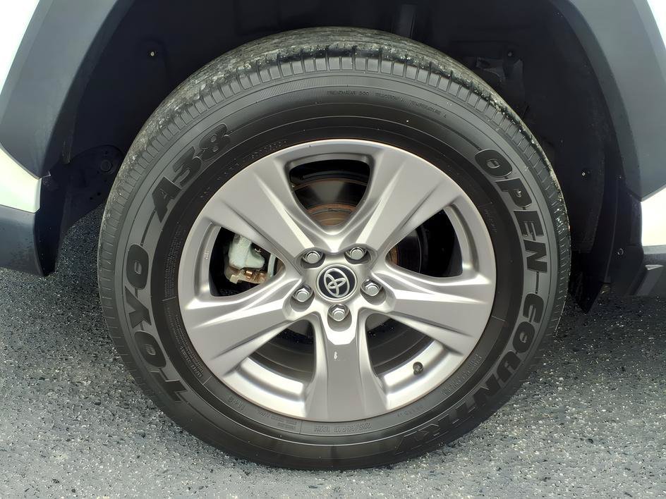 Used 2023 Ice Cap Toyota Hybrid XLE image 7