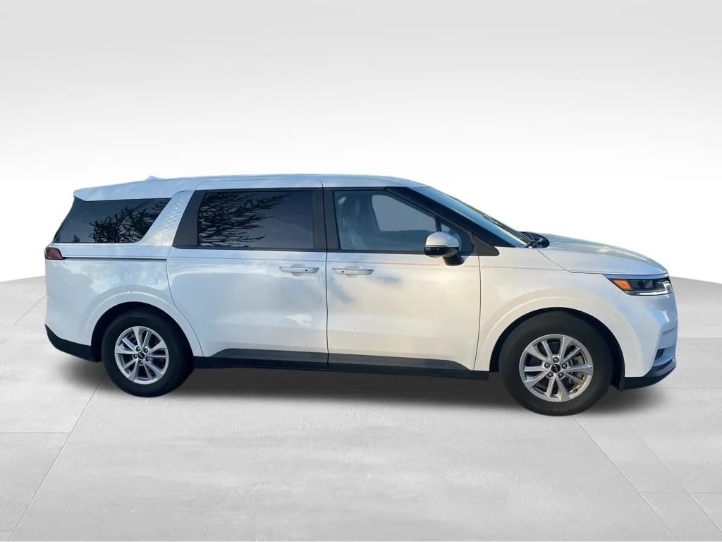Used 2024 White Kia LX image 17