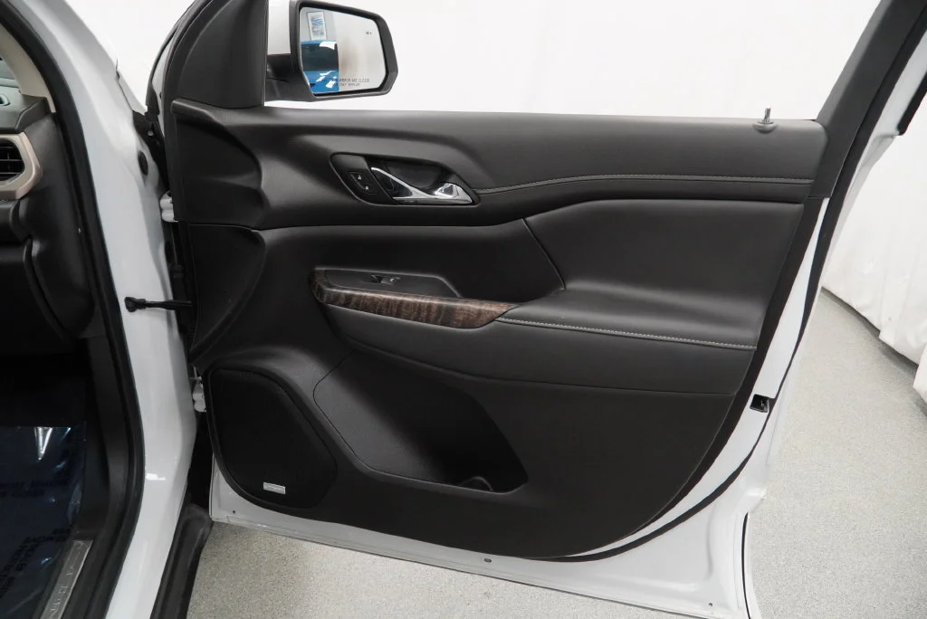 Used 2023 White Frost Tricoat GMC Denali image 34