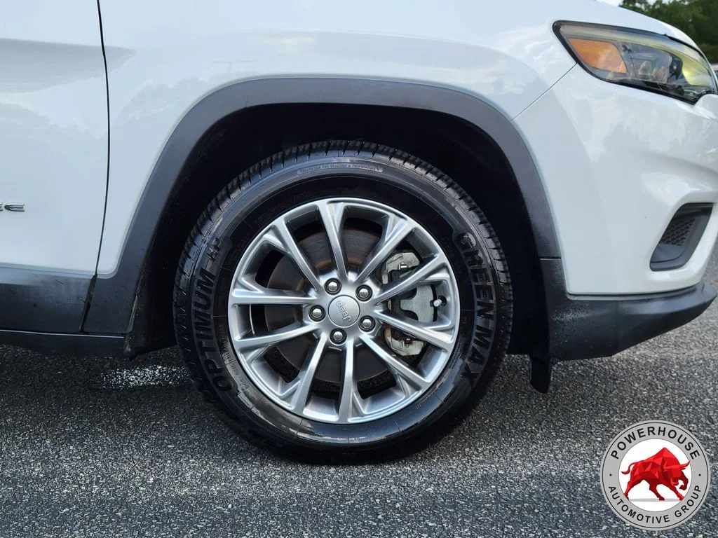 Used 2022 White Jeep Latitude Lux image 12