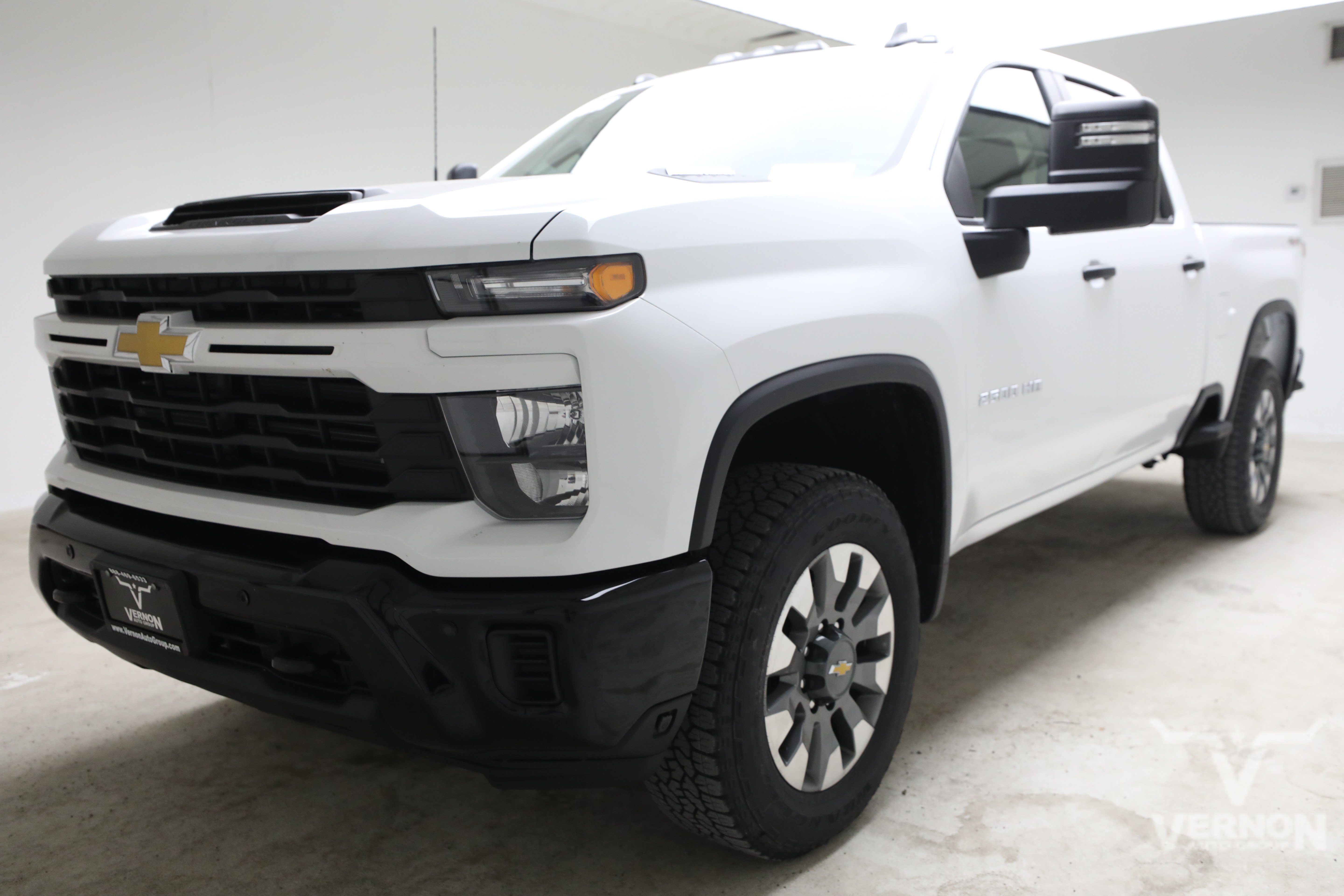 New 2026 Summit White Chevrolet N image 1