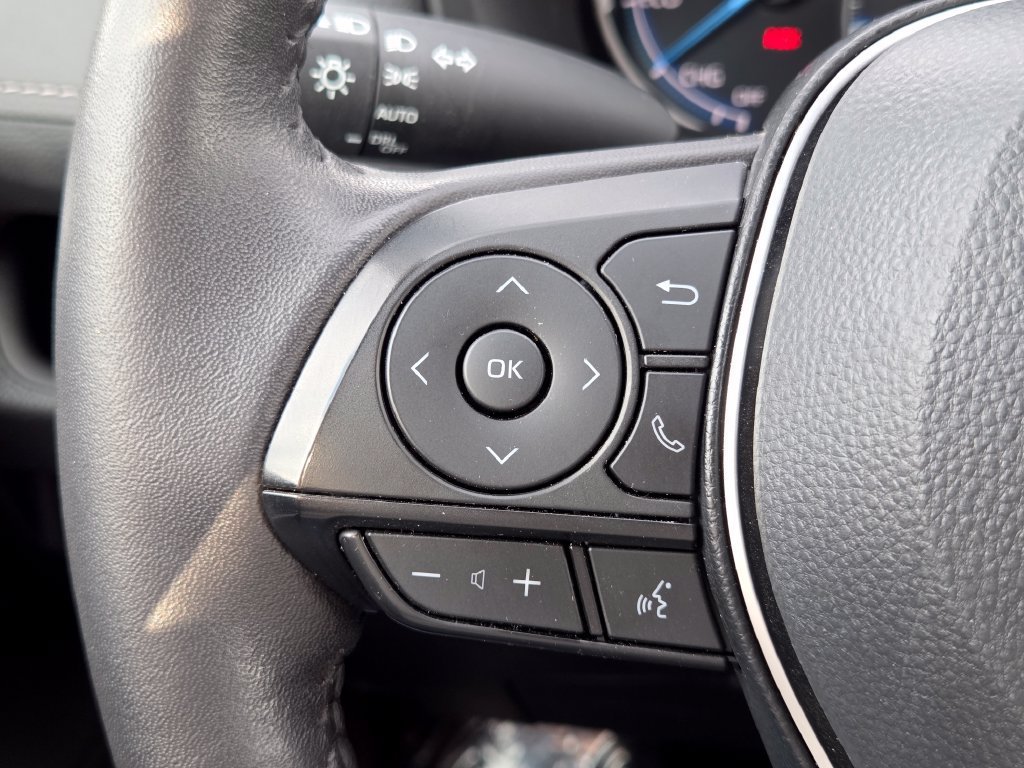 Certified Used 2025 Pearl Toyota XLE image 16