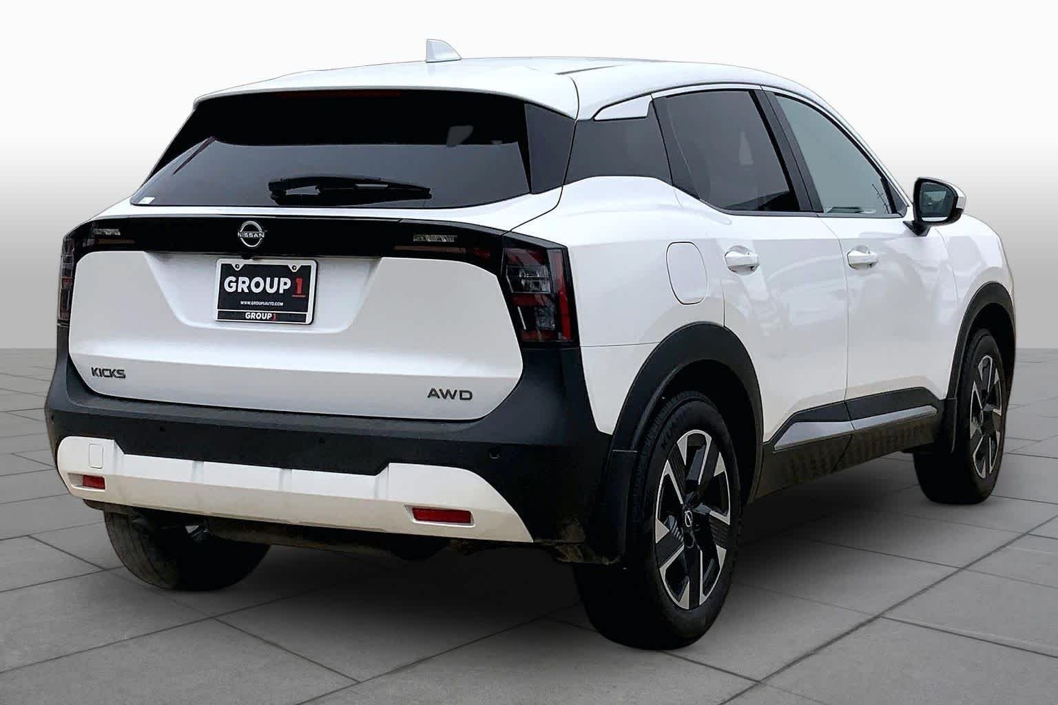 Used 2025 Aspen White Tricoat Nissan SV image 25