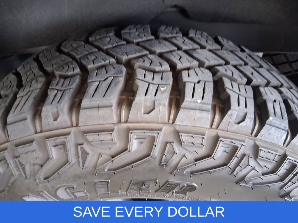 Used 2025 White GMC AT4X image 31
