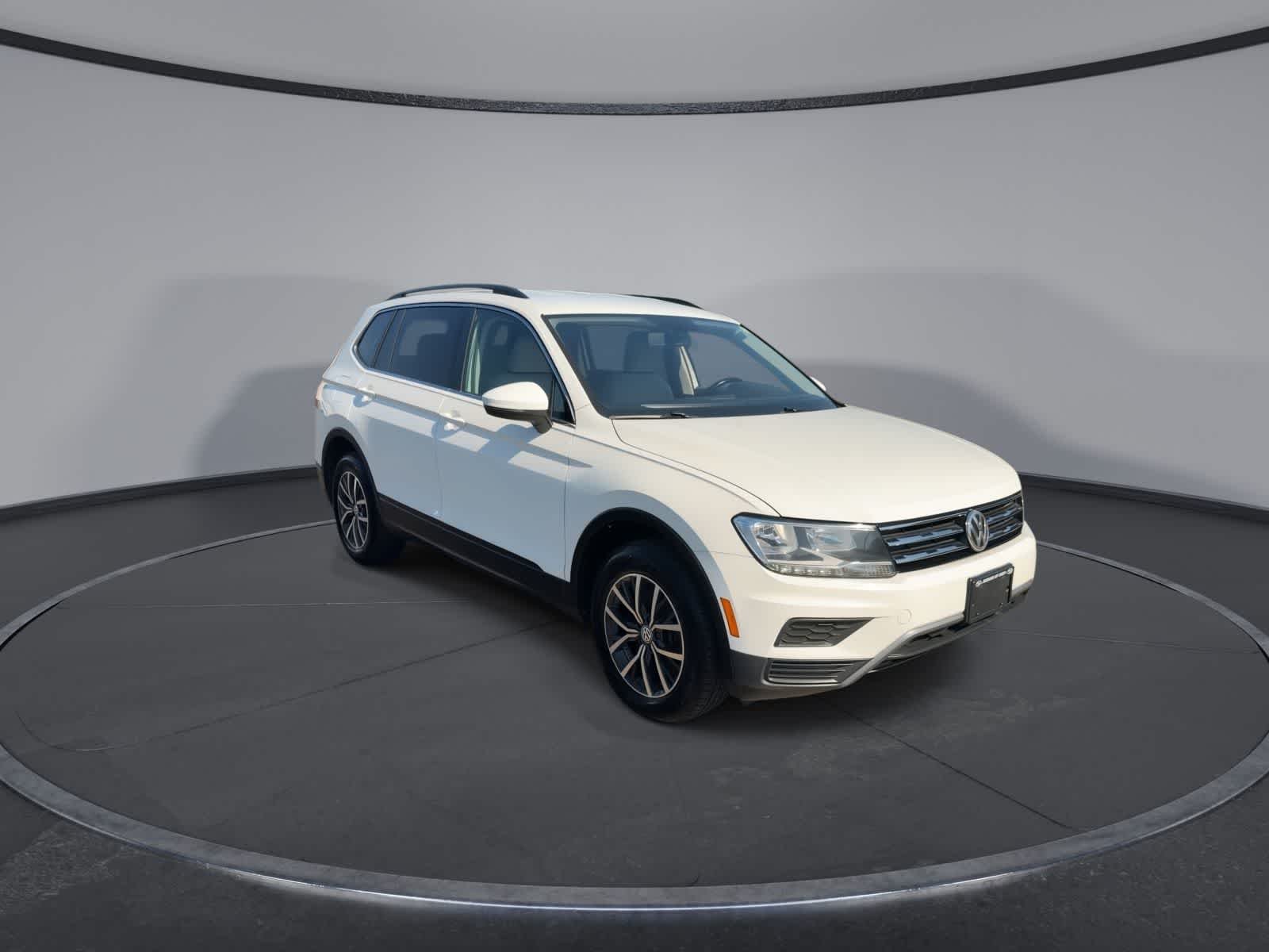 Used 2019 Pure White Volkswagen SE image 2