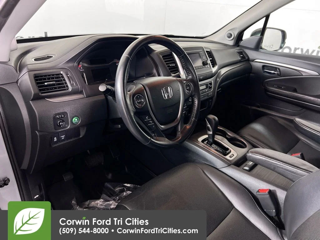 Used 2017 Silver Honda RTL image 3