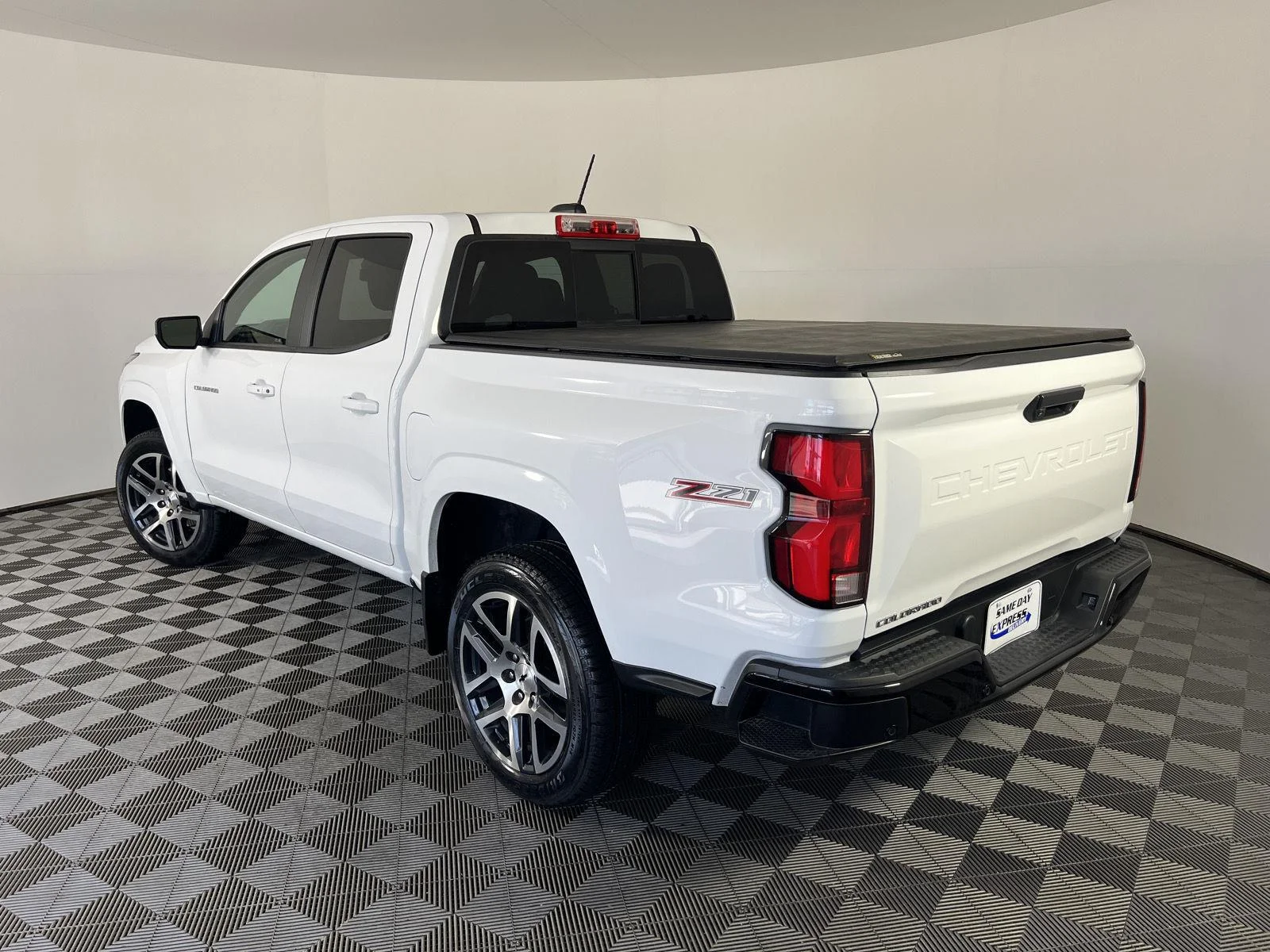 Used 2024 Summit White Chevrolet Z71 image 31