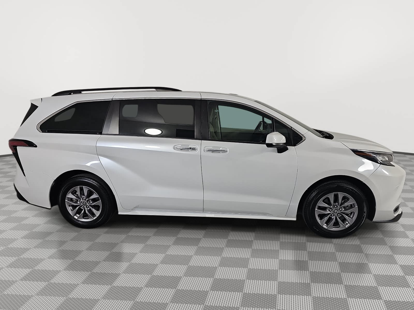 Used 2022 Beige Toyota XLE image 9