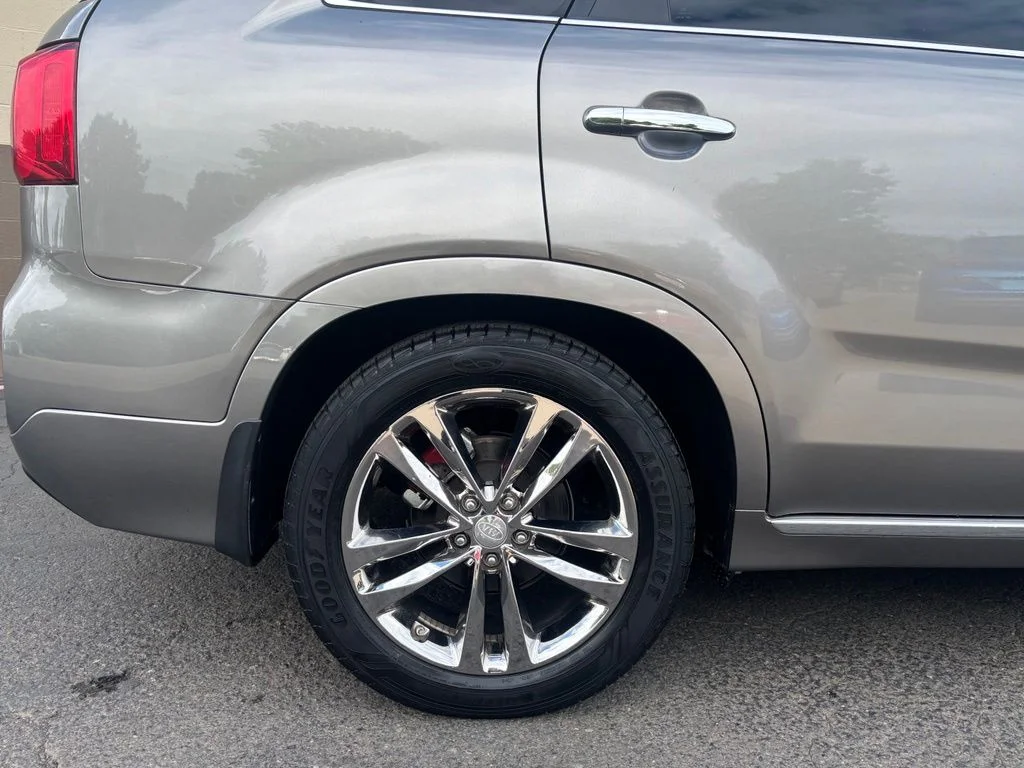 Used 2014 Titanium Silver Kia Limited V6 image 4